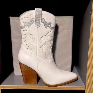 Cow girl boats with heel! Brand new! Bought but never used.